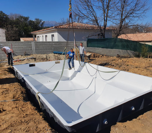 Installation piscine : hélitreuillage, pose, livraison